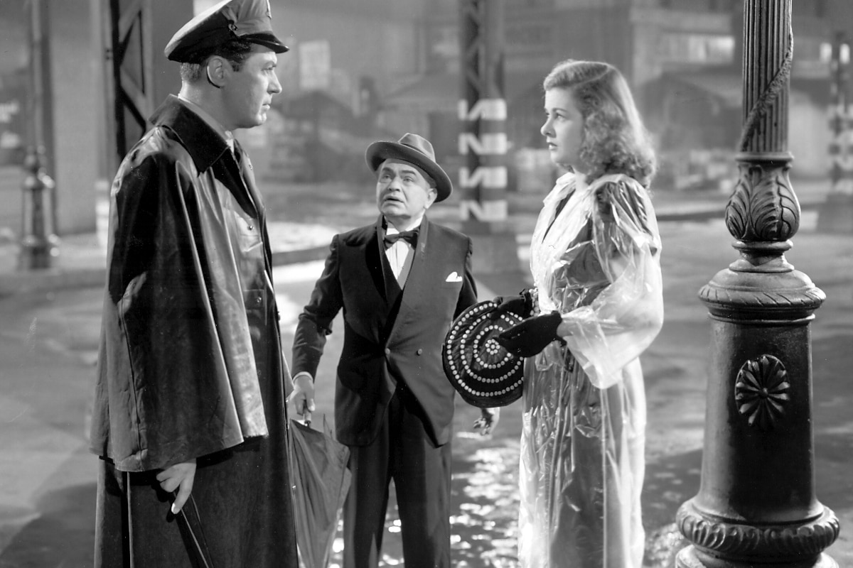 scarlet street tri0 1200x800