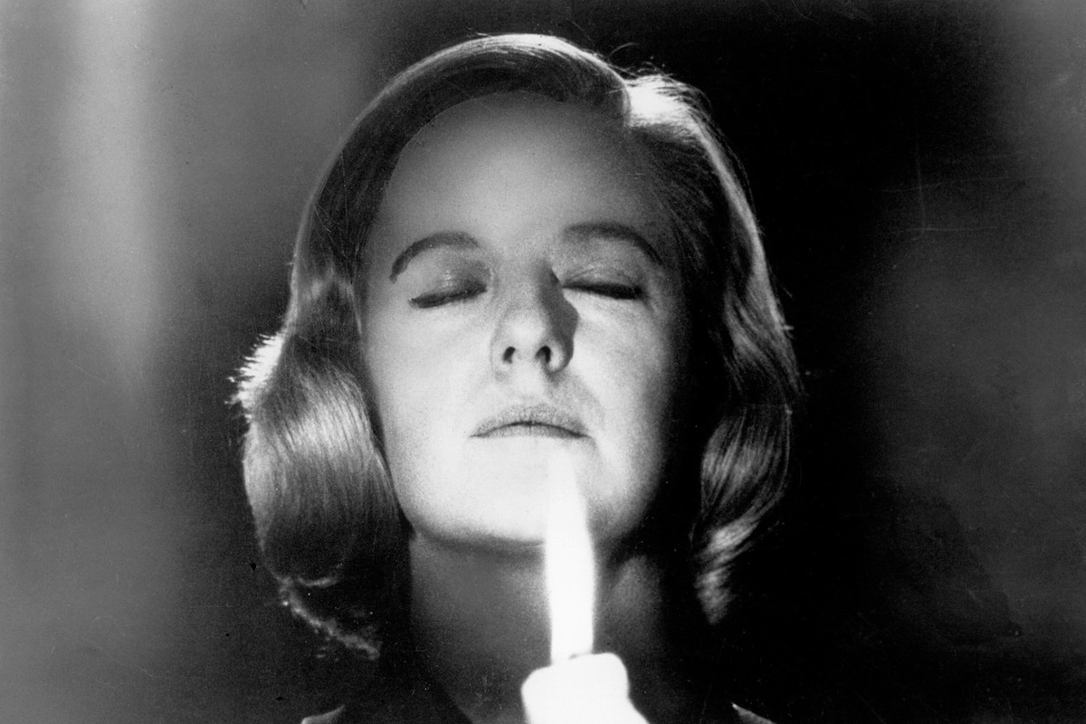 Seance on a Wet Afternoon